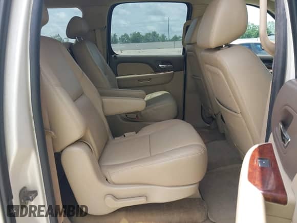 2009 Chevrolet Suburban LTZ z VIN 1GNFK36399R234676, wystawiony jako IAAI lot #42321922 z przebiegiem 419 096 mil mil oraz . Historia ofert i sprzedaży dostępna na DreamBid. Obrazek 8.