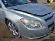 2012 Chevrolet Malibu 1LT z VIN 1G1ZC5E09CF301185, wystawiony jako IAAI lot #43294515 z przebiegiem 136 962 mil mil oraz . Historia ofert i sprzedaży dostępna na DreamBid. Obrazek 13.