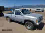 1992 Nissan Frontier SE с VIN 1N6HD16Y8NC358458, выставлен на аукционе Copart как лот 62064905 с пробегом 226 678 миль миль и Чистый • Clean title. История ставок и продаж доступна на DreamBid. Изображение 4.