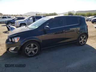 2013 Chevrolet Sonic RS z VIN 1G1JH6SB2D4200495, wystawiony jako Copart lot #71762244 z przebiegiem 137 709 mil mil oraz Szkoda całkowita • Salvage title. Historia ofert i sprzedaży dostępna na DreamBid. Obrazek 1.