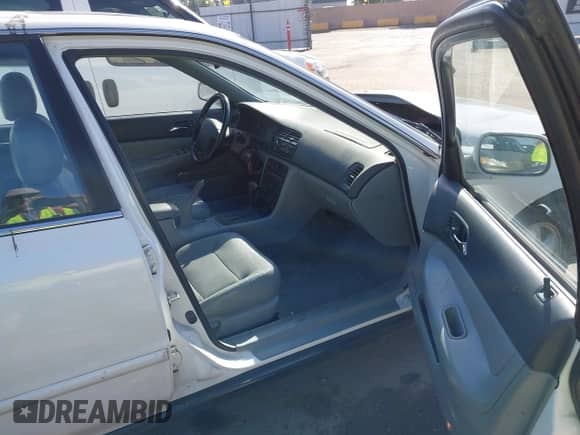 1996 Honda Accord EX z VIN 1HGCE6679TA020995, wystawiony jako IAAI lot #42204592 z przebiegiem 198 263 mil mil oraz . Historia ofert i sprzedaży dostępna na DreamBid. Obrazek 5.