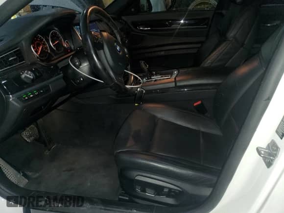 2013 BMW 7 Series 750Li xDrive с VIN WBAYF8C58DD140994, выставлен на аукционе Copart как лот 84940475 с пробегом 86 192 миль миль и Списание • Salvage title. История ставок и продаж доступна на DreamBid. Изображение 7.