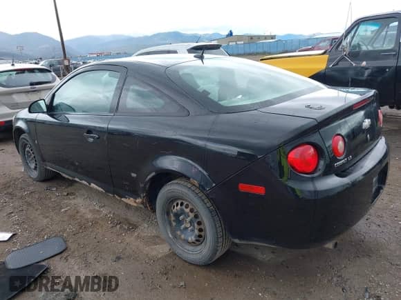 2009 Chevrolet Cobalt LS z VIN 1G1AK18H397182305, wystawiony jako IAAI lot #42248615 z przebiegiem 175 985 mil mil oraz . Historia ofert i sprzedaży dostępna na DreamBid. Obrazek 3.