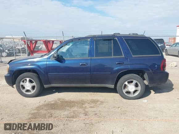 2008 Chevrolet TrailBlazer 2LT with VIN 1GNDS13S882127245, listed as a IAAI auction lot 43336988 with 174,212 mi miles and . Bid and sale history available at DreamBid. Image 14.