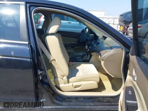 2008 Honda Accord LX с VIN JHMCP26338C076018, выставлен на аукционе IAAI как лот 43185815 с пробегом Не указан миль и . История ставок и продаж доступна на DreamBid. Изображение 5.