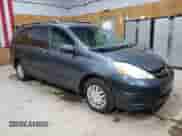 2010 Toyota Sienna CE z VIN 5TDKK4CC1AS316666, wystawiony jako Copart lot #82277205 z przebiegiem 349 871 mil mil oraz Czysty tytuł • Clean title. Historia ofert i sprzedaży dostępna na DreamBid. Obrazek 4.