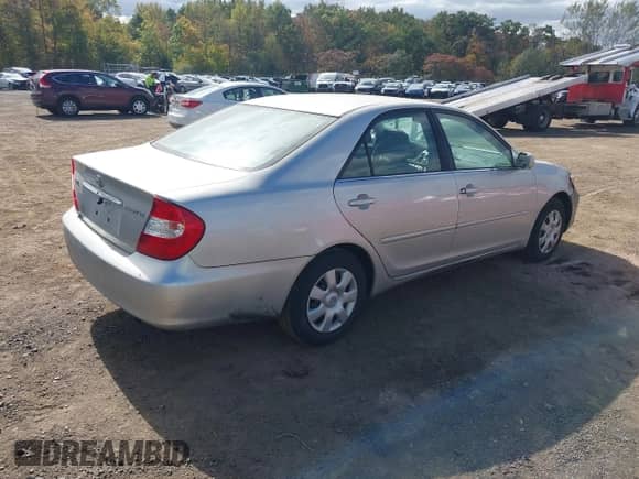 2003 Toyota Camry XLE z VIN 4T1BE32K33U738894, wystawiony jako IAAI lot #43410887 z przebiegiem 235 933 mil mil oraz . Historia ofert i sprzedaży dostępna na DreamBid. Obrazek 4.