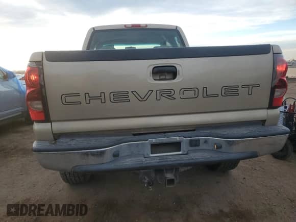 2007 Chevrolet Silverado 2500HD Work Truck z VIN 1GCHK29UX7E125521, wystawiony jako Copart lot #44050885 z przebiegiem 190 935 mil mil oraz Szkoda całkowita • Salvage title. Historia ofert i sprzedaży dostępna na DreamBid. Obrazek 6.