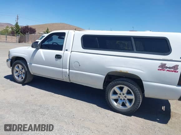 2000 GMC Sierra 1500 z VIN 1GTEK14W9YE137750, wystawiony jako IAAI lot #42626781 z przebiegiem 278 341 mil mil oraz . Historia ofert i sprzedaży dostępna na DreamBid. Obrazek 14.