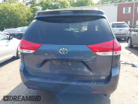 2013 Toyota Sienna LE z VIN 5TDJK3DC6DS070951, wystawiony jako IAAI lot #42468510 z przebiegiem 235 537 mil mil oraz . Historia ofert i sprzedaży dostępna na DreamBid. Obrazek 16.