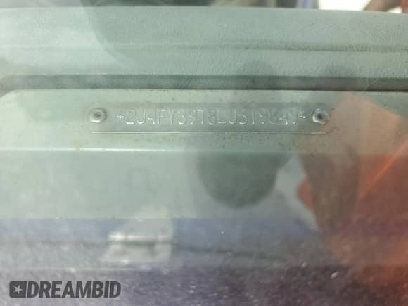 1990 Jeep Wrangler z VIN 2J4FY39T8LJ519849, wystawiony jako Copart lot #50917265 z przebiegiem 153 966 mil mil oraz Czysty tytuł • Clean title. Historia ofert i sprzedaży dostępna na DreamBid. Obrazek 13.