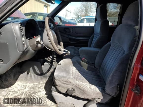 2001 Chevrolet S-10 с VIN 1GCCS195018164945, выставлен на аукционе Copart как лот 50135025 с пробегом 188 534 миль миль и Списание • Salvage title. История ставок и продаж доступна на DreamBid. Изображение 7.