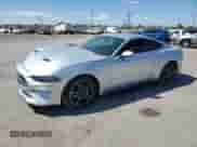 2019 Ford Mustang EcoBoost z VIN 1FA6P8TH2K5148281, wystawiony jako Copart lot #80668975 z przebiegiem 55 842 mil mil oraz Szkoda całkowita • Salvage title. Historia ofert i sprzedaży dostępna na DreamBid. Obrazek 1.