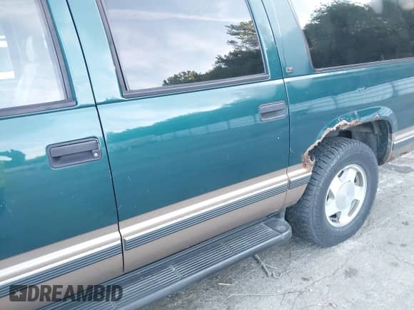 1996 Chevrolet Suburban с VIN 1GNFK16RXTJ350029, выставлен на аукционе IAAI как лот 43115889 с пробегом 184 260 миль миль и . История ставок и продаж доступна на DreamBid. Изображение 6.