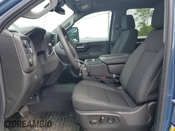 2025 Chevrolet Silverado 2500HD Custom z VIN 1GC4KME73SF130511, wystawiony jako Copart lot #53620985 z przebiegiem 2 068 mil mil oraz Szkoda całkowita • Salvage title. Historia ofert i sprzedaży dostępna na DreamBid. Obrazek 7.