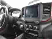 2019 Ram 1500 Rebel z VIN 1C6SRFLT9KN648795, wystawiony jako IAAI lot #38853577 z przebiegiem 75 292 mil mil oraz . Historia ofert i sprzedaży dostępna na DreamBid. Obrazek 19.