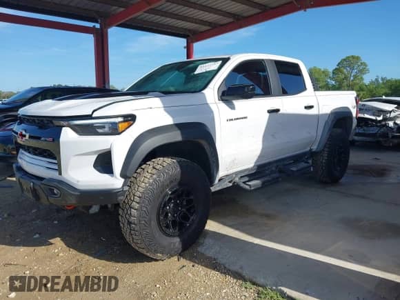 2025 Chevrolet Colorado 4WD ZR2 z VIN 1GCPTFEK6S1116979, wystawiony jako IAAI lot #42477737 z przebiegiem 7 667 mil mil oraz . Historia ofert i sprzedaży dostępna na DreamBid. Obrazek 2.