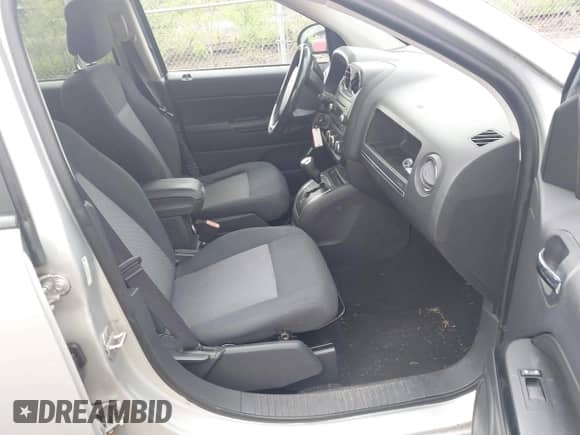 2010 Jeep Compass Sport z VIN 1J4NT1FBXAD621049, wystawiony jako IAAI lot #42256736 z przebiegiem 99 000 mil mil oraz . Historia ofert i sprzedaży dostępna na DreamBid. Obrazek 5.