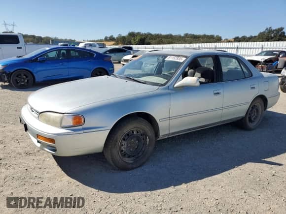 1995 Toyota Camry LE z VIN 4T1GK12E7SU092786, wystawiony jako Copart lot #81152935 z przebiegiem 184 695 mil mil oraz Czysty tytuł • Clean title. Historia ofert i sprzedaży dostępna na DreamBid. Obrazek 1.