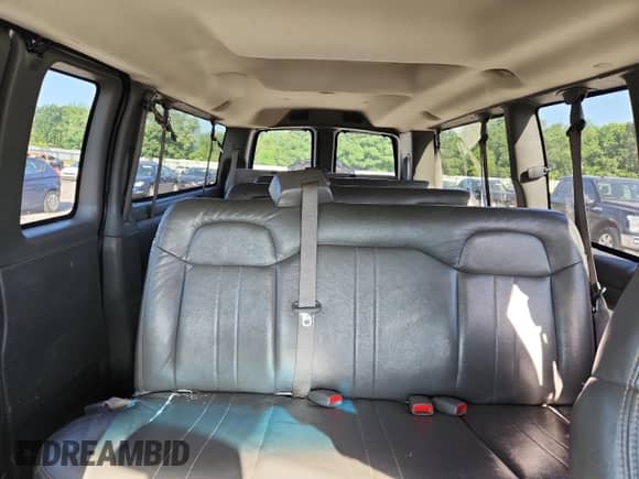 2008 Chevrolet Express Passenger z VIN 1GAHG39KX81169168, wystawiony jako Copart lot #61792105 z przebiegiem Nie podano mil oraz Szkoda całkowita • Salvage title. Historia ofert i sprzedaży dostępna na DreamBid. Obrazek 10.