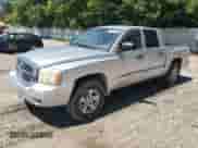 2007 Dodge Dakota SLT z VIN 1D7HE48P67S218445, wystawiony jako Copart lot #61587285 z przebiegiem 173 377 mil mil oraz Czysty tytuł • Clean title. Historia ofert i sprzedaży dostępna na DreamBid. Obrazek 1.