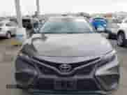 2021 Toyota Camry SE Nightshade z VIN 4T1G11AK8MU536707, wystawiony jako IAAI lot #43329430 z przebiegiem 61 408 mil mil oraz . Historia ofert i sprzedaży dostępna na DreamBid. Obrazek 13.