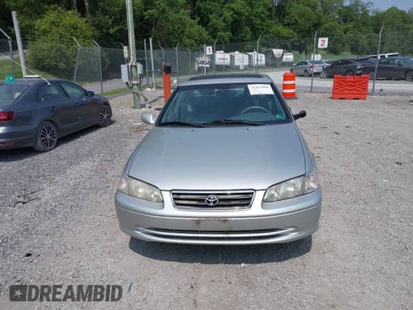 2001 Toyota Camry LE z VIN 4T1BF28K81U959631, wystawiony jako IAAI lot #42431888 z przebiegiem 165 638 mil mil oraz . Historia ofert i sprzedaży dostępna na DreamBid. Obrazek 12.