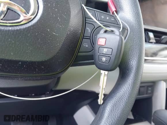 2025 Toyota Corolla Cross L z VIN 7MUAAAAGXSV145684, wystawiony jako IAAI lot #43197750 z przebiegiem 3 825 mil mil oraz . Historia ofert i sprzedaży dostępna na DreamBid. Obrazek 11.