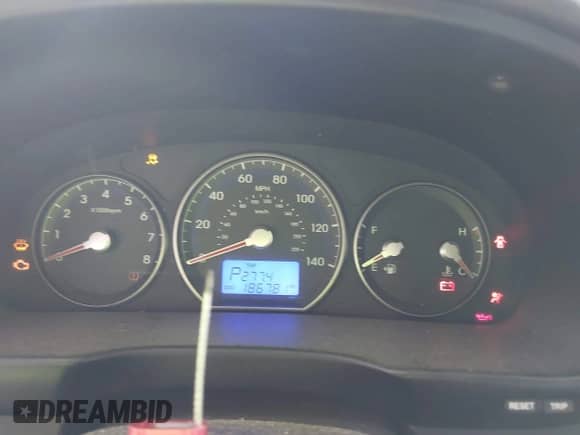 2011 Hyundai Santa Fe Limited z VIN 5XYZK3AB8BG039970, wystawiony jako IAAI lot #43027463 z przebiegiem 186 781 mil mil oraz . Historia ofert i sprzedaży dostępna na DreamBid. Obrazek 7.