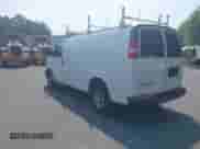 2018 Chevrolet Express Cargo z VIN 1GCWGAFPXJ1319661, wystawiony jako IAAI lot #42912046 z przebiegiem 143 790 mil mil oraz . Historia ofert i sprzedaży dostępna na DreamBid. Obrazek 3.