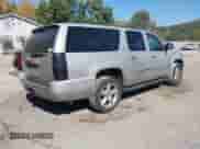 2009 Chevrolet Suburban LTZ z VIN 1GNFK363X9R189568, wystawiony jako IAAI lot #43251361 z przebiegiem 214 783 mil mil oraz . Historia ofert i sprzedaży dostępna na DreamBid. Obrazek 4.