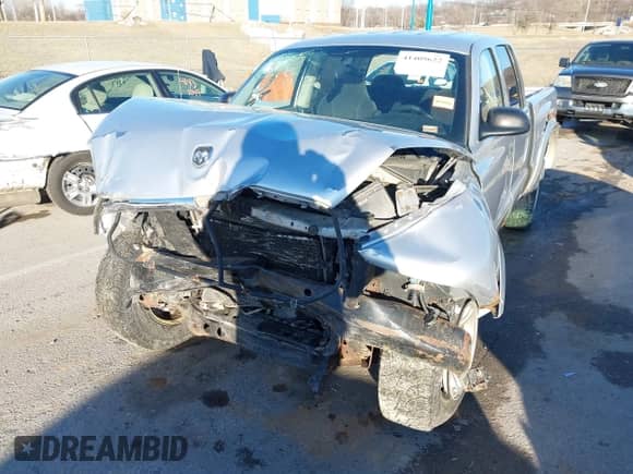2004 Dodge Dakota Sport z VIN 1D7HG38K34S561735, wystawiony jako IAAI lot #41409622 z przebiegiem Nie podano mil oraz . Historia ofert i sprzedaży dostępna na DreamBid. Obrazek 6.