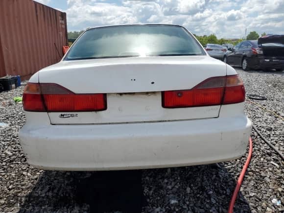 2000 Honda Accord LX z VIN 1HGCG5646YA124801, wystawiony jako Copart lot #65423005 z przebiegiem 280 023 mil mil oraz Szkoda całkowita • Salvage title. Historia ofert i sprzedaży dostępna na DreamBid. Obrazek 6.