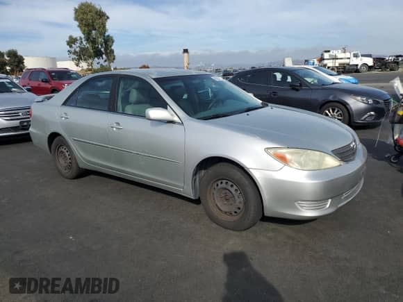 2003 Toyota Camry LE z VIN JTDBE32K830165731, wystawiony jako Copart lot #90081015 z przebiegiem 238 197 mil mil oraz Czysty tytuł • Clean title. Historia ofert i sprzedaży dostępna na DreamBid. Obrazek 4.