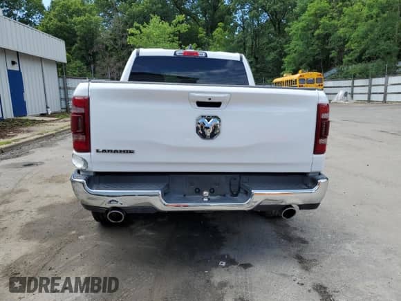 2024 Ram 1500 Laramie z VIN 1C6RREJT3RN205371, wystawiony jako Copart lot #63596605 z przebiegiem 35 830 mil mil oraz Czysty tytuł • Clean title. Historia ofert i sprzedaży dostępna na DreamBid. Obrazek 6.