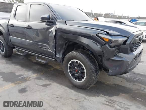 2024 Toyota Tacoma TRD Off Road с VIN 3TMLB5JN6RM051513, выставлен на аукционе IAAI как лот 43140179 с пробегом 13 703 миль миль и . История ставок и продаж доступна на DreamBid. Изображение 6.