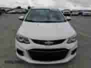 2018 Chevrolet Sonic LT z VIN 1G1JG6SH9J4125507, wystawiony jako Copart lot #55195905 z przebiegiem 142 414 mil mil oraz Szkoda całkowita • Salvage title. Historia ofert i sprzedaży dostępna na DreamBid. Obrazek 5.