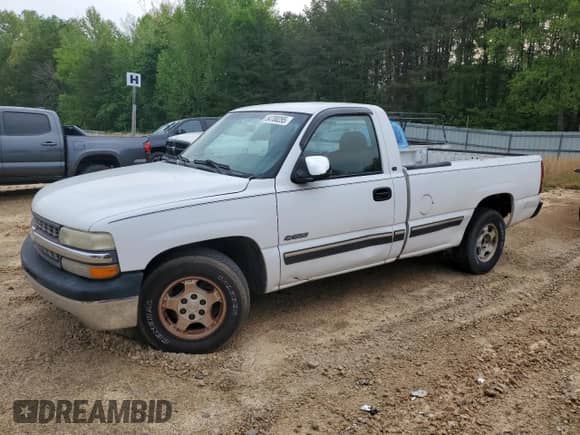 2000 Chevrolet Silverado 1500 with VIN 1GCEC14VXYE279139, listed as a Copart auction lot 54700255 with 296,765 mi miles and Salvage title. Bid and sale history available at DreamBid. Image 1.