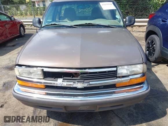 1998 Chevrolet S-10 LS z VIN 1GCCS19X1W8113172, wystawiony jako IAAI lot #43159940 z przebiegiem 231 736 mil mil oraz . Historia ofert i sprzedaży dostępna na DreamBid. Obrazek 6.