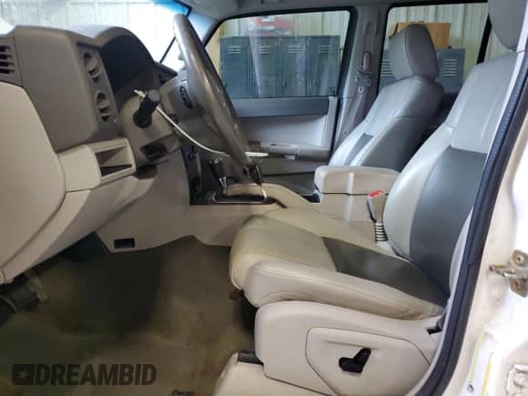 2006 Jeep Commander Limited with VIN 1J8HG58266C366868, listed as a Copart auction lot 90660845 with 181,471 mi miles and Salvage title. Bid and sale history available at DreamBid. Image 7.