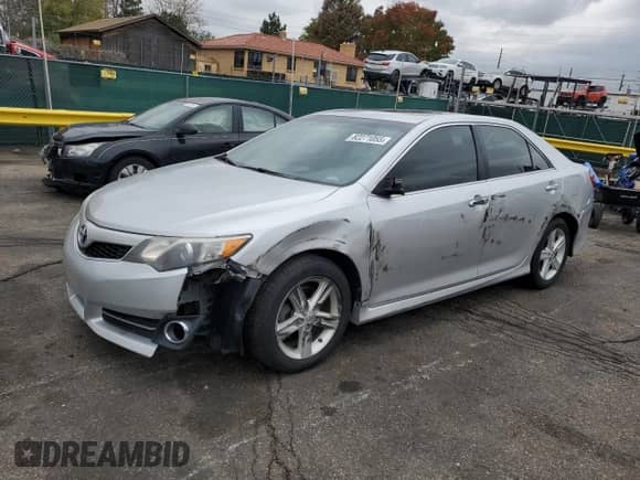 2013 Toyota Camry SE с VIN 4T1BF1FK7DU698722, выставлен на аукционе Copart как лот 82271055 с пробегом 96 045 миль миль и Списание • Salvage title. История ставок и продаж доступна на DreamBid. Изображение 1.