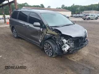 2018 Toyota Sienna LE z VIN 5TDJZ3DC4JS207649, wystawiony jako IAAI lot #42725310 z przebiegiem 117 544 mil mil oraz . Historia ofert i sprzedaży dostępna na DreamBid. Obrazek 1.