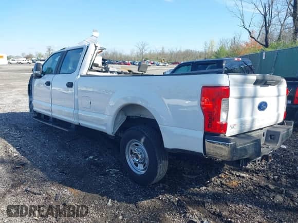 2019 Ford F-250 XL z VIN 1FT7W2A69KEG19732, wystawiony jako IAAI lot #41925065 z przebiegiem 104 337 mil mil oraz . Historia ofert i sprzedaży dostępna na DreamBid. Obrazek 3.