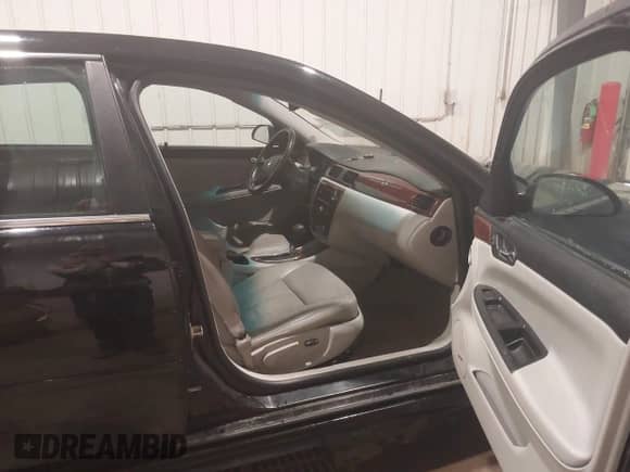 2010 Chevrolet Impala LTZ z VIN 2G1WC5EMXA1155924, wystawiony jako IAAI lot #43445319 z przebiegiem 209 290 mil mil oraz . Historia ofert i sprzedaży dostępna na DreamBid. Obrazek 5.