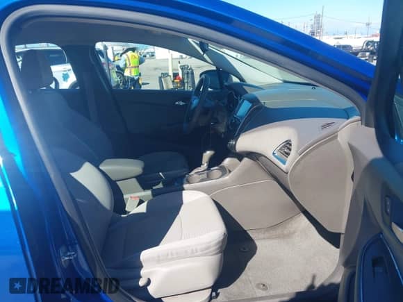 2017 Chevrolet Cruze LT z VIN 1G1BE5SM6H7131419, wystawiony jako IAAI lot #43462124 z przebiegiem 81 485 mil mil oraz . Historia ofert i sprzedaży dostępna na DreamBid. Obrazek 5.