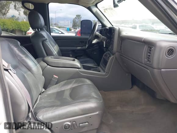 2006 Chevrolet Silverado 3500 SRW Wrk Trk z VIN 1GCHK33D06F229202, wystawiony jako IAAI lot #42117898 z przebiegiem 216 781 mil mil oraz . Historia ofert i sprzedaży dostępna na DreamBid. Obrazek 5.