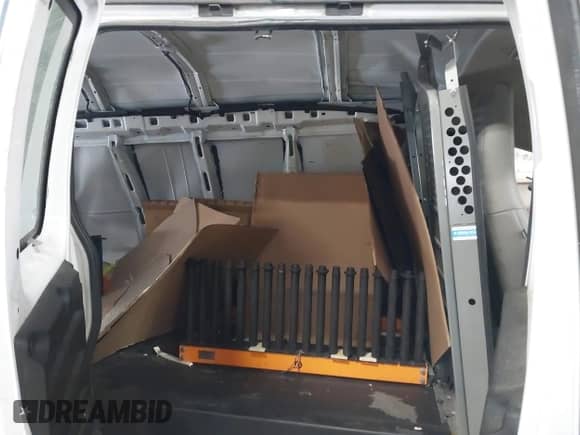 2016 Chevrolet Express Cargo z VIN 1GCWGBFF9G1176398, wystawiony jako IAAI lot #41338842 z przebiegiem 329 520 mil mil oraz . Historia ofert i sprzedaży dostępna na DreamBid. Obrazek 8.