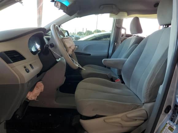 2014 Toyota Sienna L с VIN 5TDZK3DC9ES494614, выставлен на аукционе Copart как лот 57758975 с пробегом 147 221 миль миль и Списание • Salvage title. История ставок и продаж доступна на DreamBid. Изображение 7.