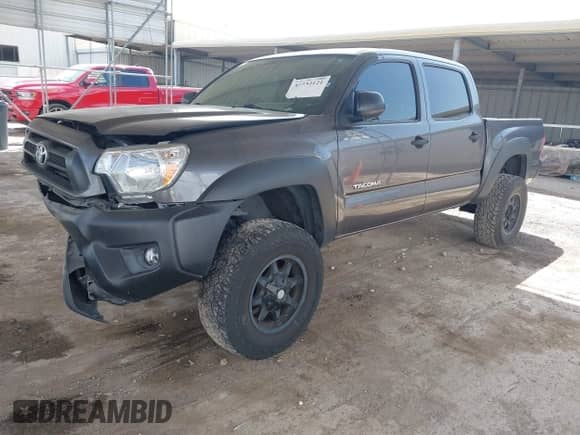 2014 Toyota Tacoma PreRunner z VIN 5TFJX4GN8EX031794, wystawiony jako IAAI lot #42533121 z przebiegiem 117 116 mil mil oraz . Historia ofert i sprzedaży dostępna na DreamBid. Obrazek 17.