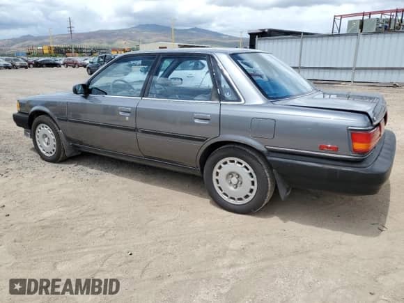 1990 Toyota Camry z VIN JT2VV21E2L0114723, wystawiony jako Copart lot #53584755 z przebiegiem 58 986 mil mil oraz Czysty tytuł • Clean title. Historia ofert i sprzedaży dostępna na DreamBid. Obrazek 2.